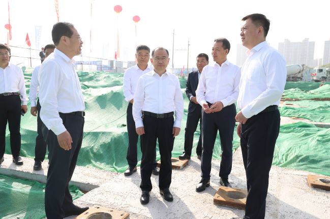 1697424507563038851.jpg 與會領導實地參觀(1).jpg